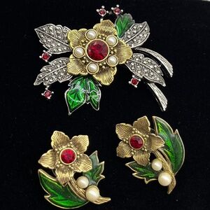 Avon Floral, Pearl, and Enamel, Gold tone Brooch + Post earring Holiday Set.